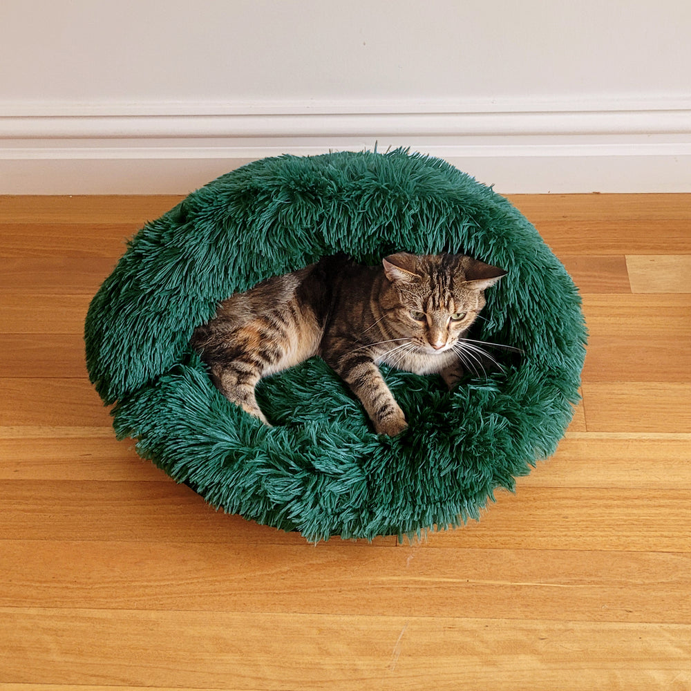 Charlie&#39;s Shaggy Fur Faux Igloo Cat Cave Bed Eden Green 60x50cm