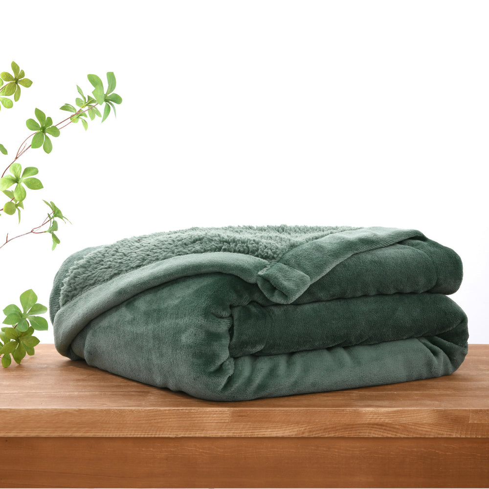 9009956 Serene Hudson Fleece and Sherpa Reverse Blanket Leaf King/Super King Bed 270x240cm